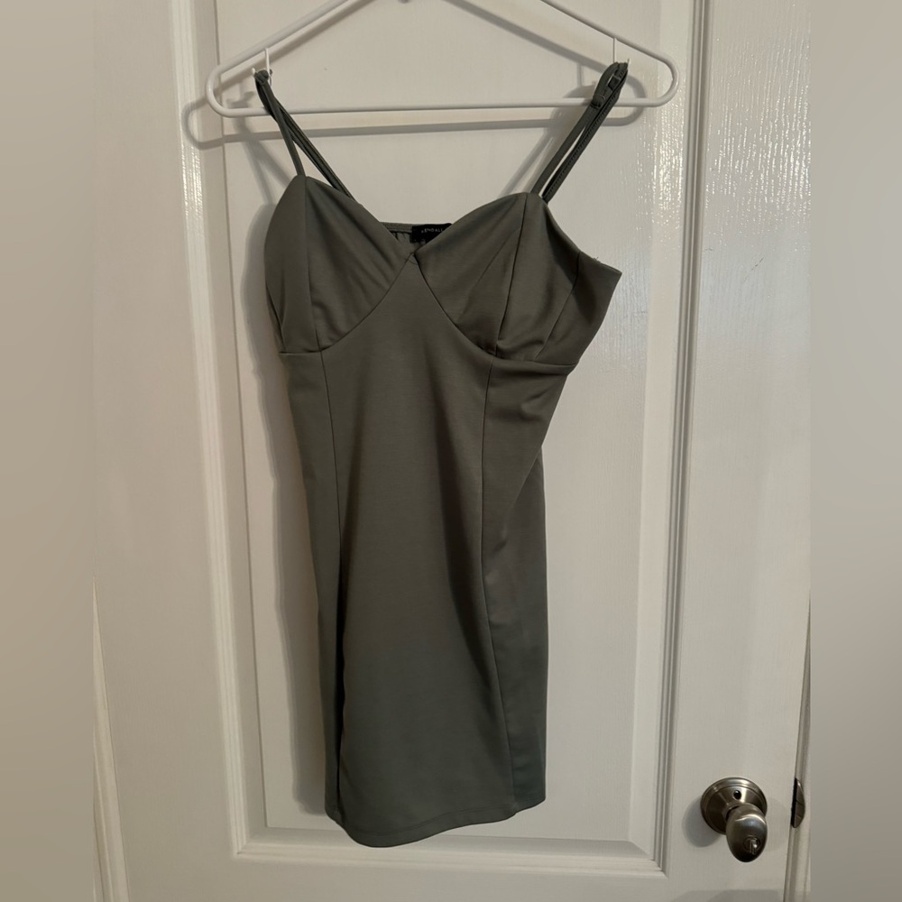 Kendall & Kyle Size Small Light Green Adjustable Straps Teen/Tween Dress